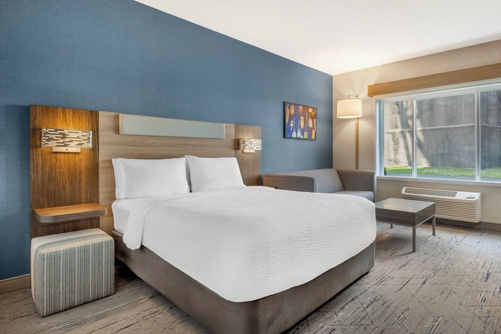 HOLIDAY INN EXPRESS & SUITES A3