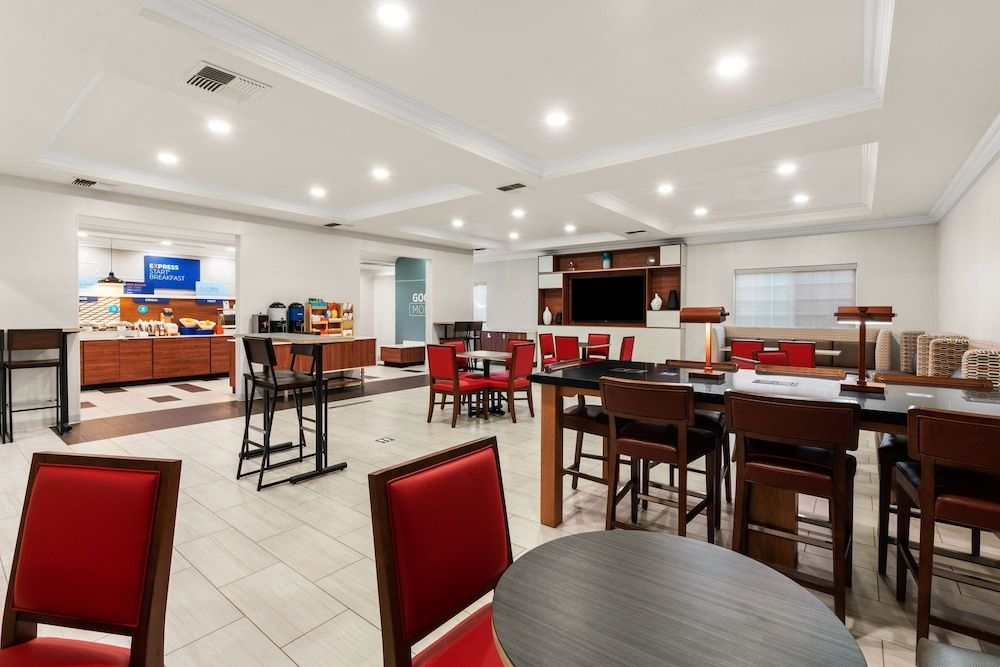 HOLIDAY INN EXPRESS & SUITES K3