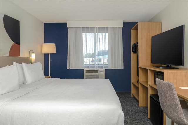 1 KING BED HEARING ACCESSIBLE
