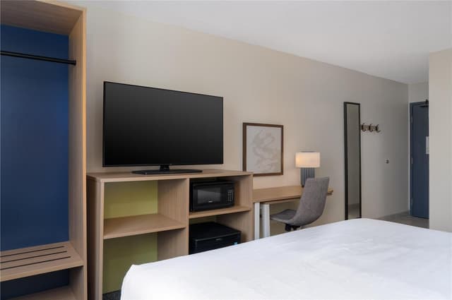 1 KING BED MOBILITY ACCESSIBLE WITH BATHTUB