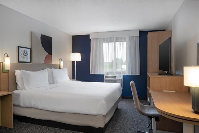1 KING BED MOBILITY ACCESSIBLE WITH BATHTUB