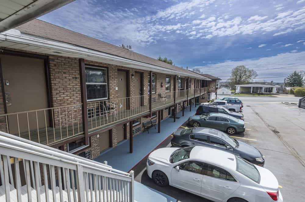 RODEWAY INN & SUITES