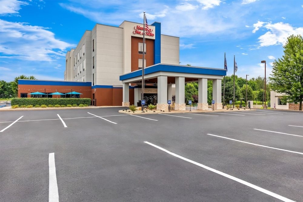 HAMPTON INN SUITES GROVE CITY1