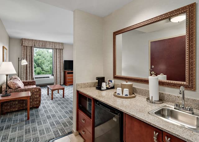 1 KING BED STUDIO SUITE W/ SOFABED NONSMOKING