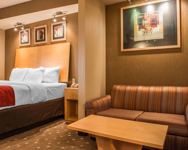 Suite, 1 King Bed with Sofa bed, Non Smoking