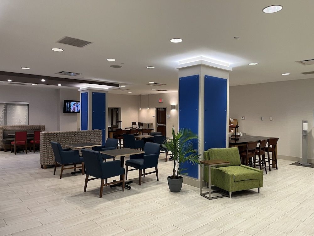 HOLIDAY INN EXPRESS & SUITES W0