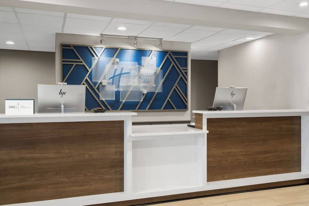 HOLIDAY INN EXPRESS & SUITES C HOLIDAY INN EXPRESS & SUITES C