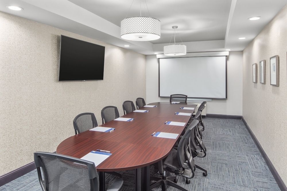 HOLIDAY INN EXPRESS & SUITES G4