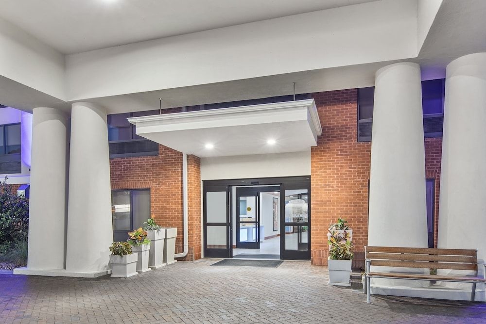 HOLIDAY INN EXPRESS & SUITES H1