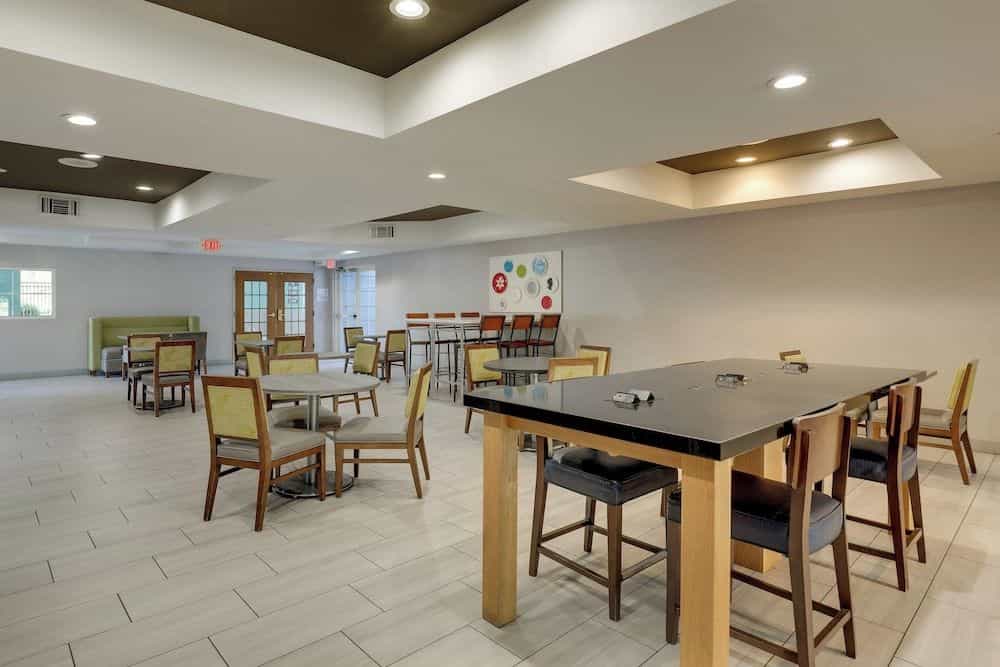 HOLIDAY INN EXPRESS & SUITES O