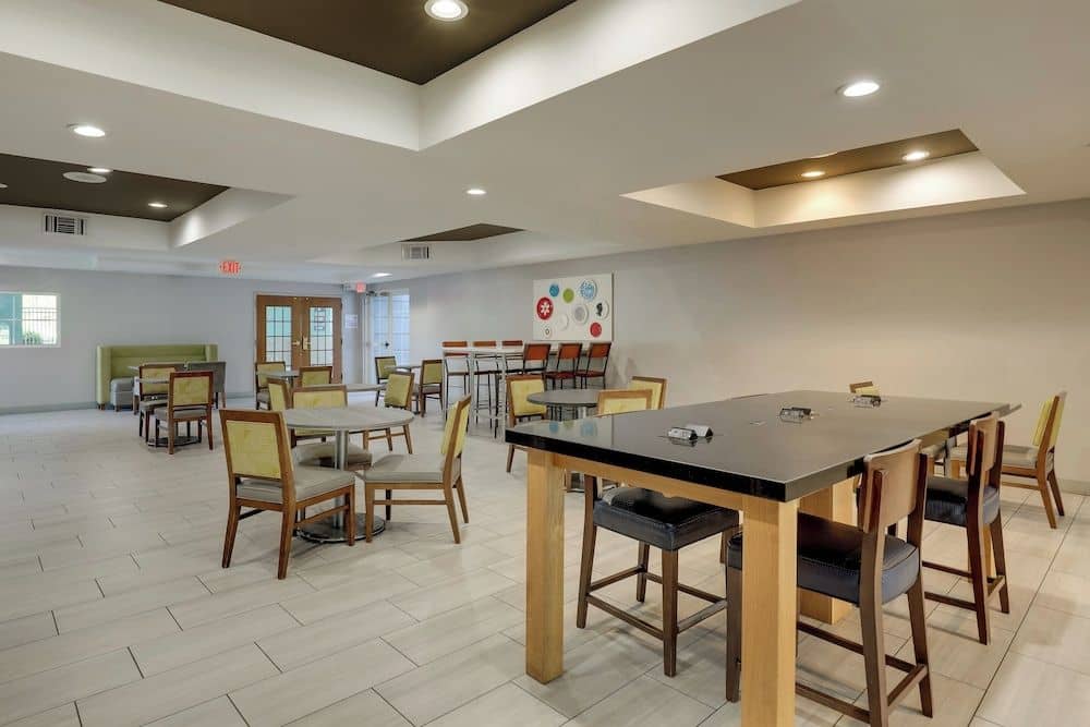 HOLIDAY INN EXPRESS & SUITES O HOLIDAY INN EXPRESS & SUITES O