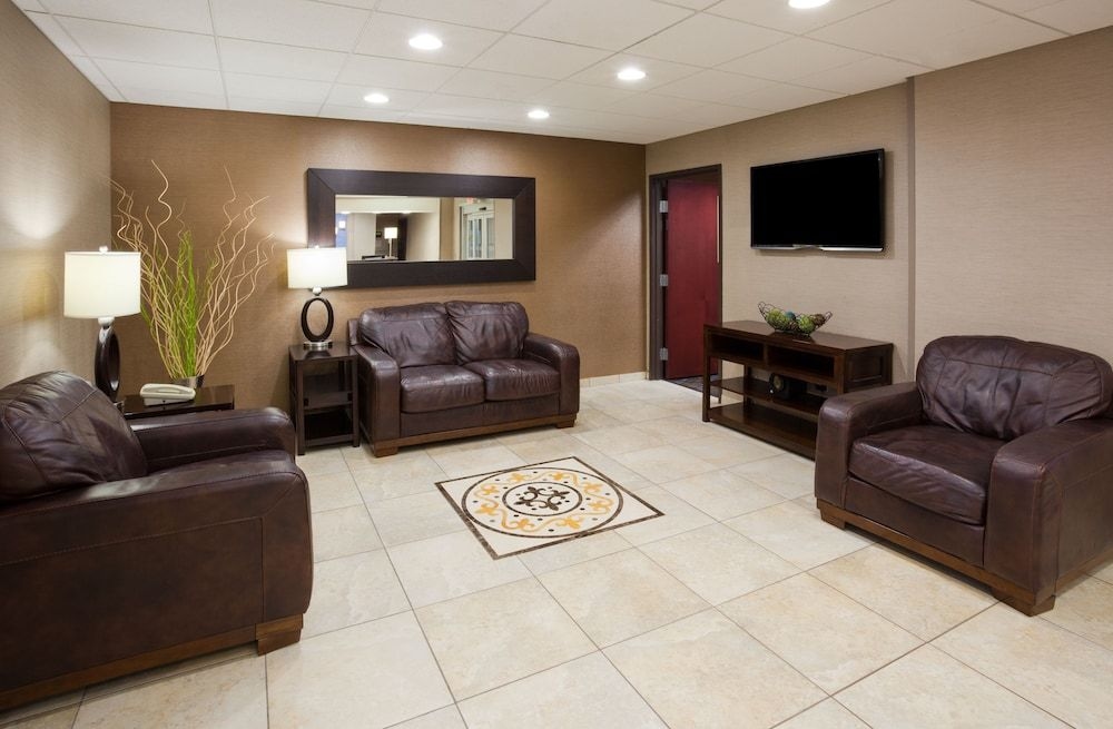 HOLIDAY INN EXPRESS & SUITES A4