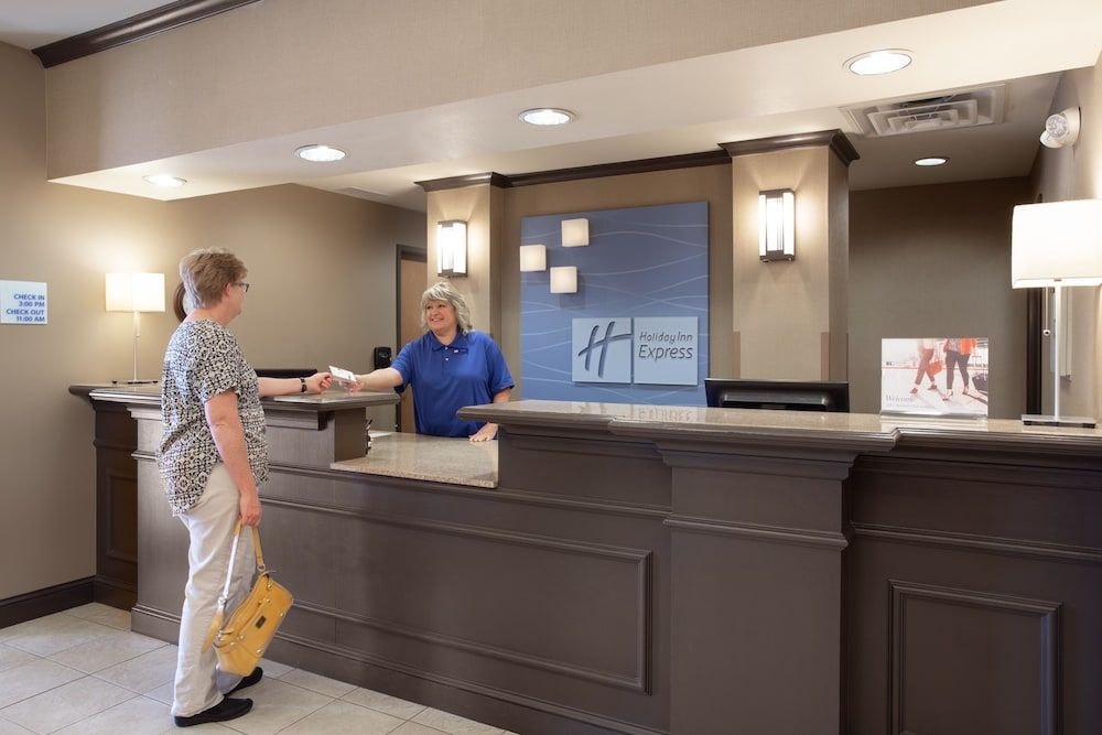 HOLIDAY INN EXPRESS & SUITES Y0