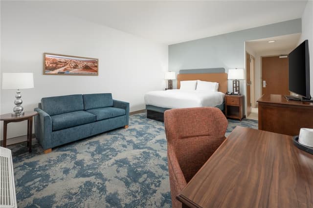 1 KING BED ROOM WITH SOFABED NONSMOKING