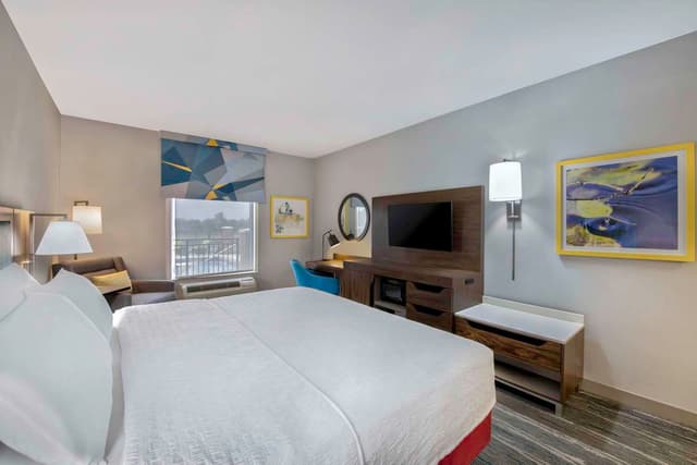 1 KING BED NONSMOKING