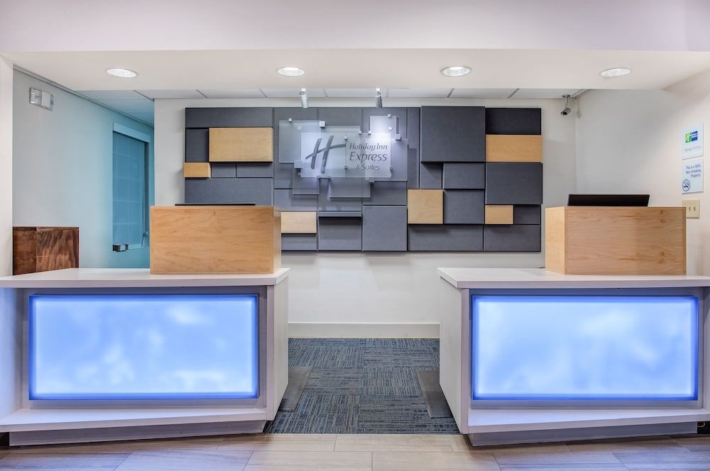 HOLIDAY INN EXPRESS & SUITES A0