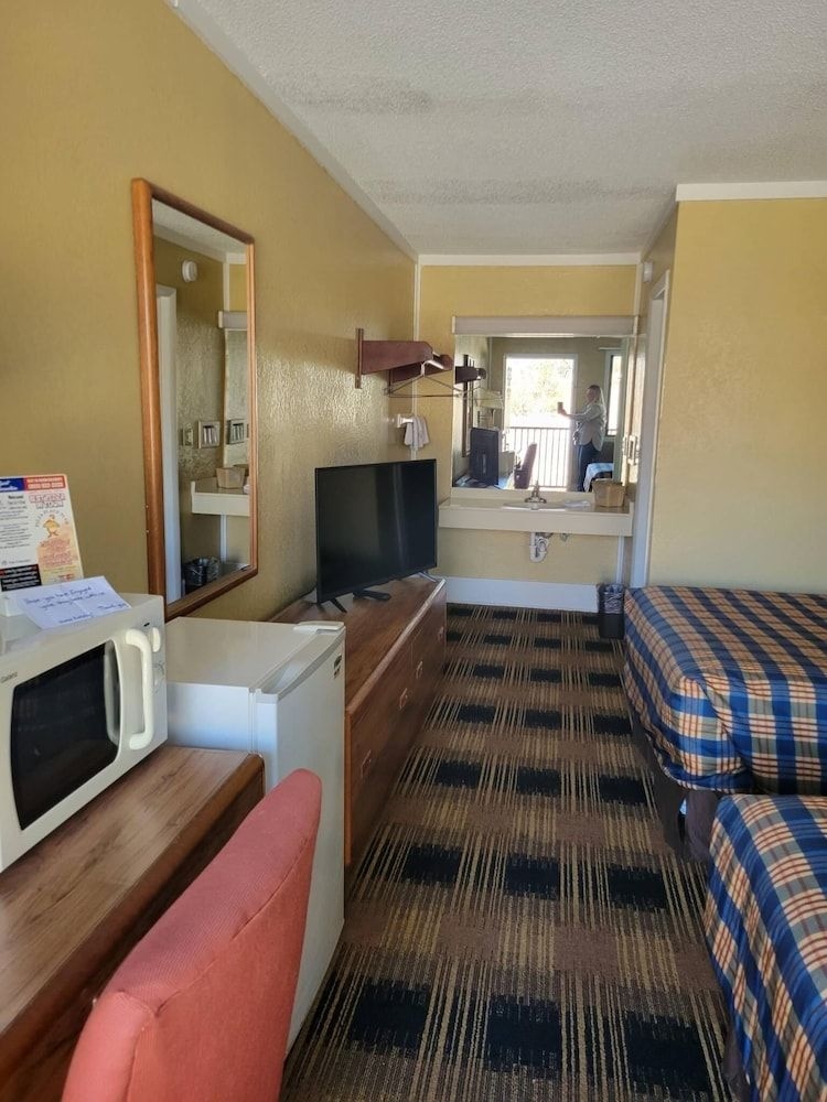 AMERICAS BEST VALUE INN KODAK4