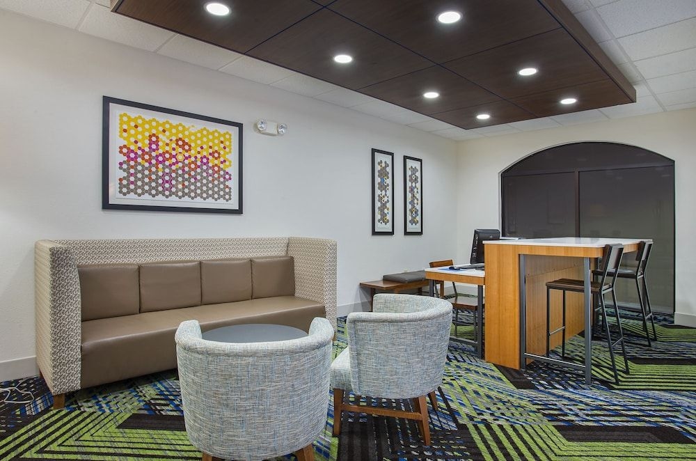 HOLIDAY INN EXPRESS & SUITES L0
