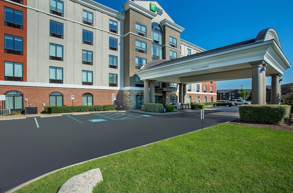HOLIDAY INN EXPRESS & SUITES L1