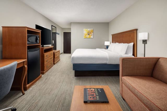 1 KING BED W/ SOFABED MICROWAVE FRIDGE NONSMK