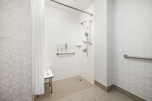1 KING MOBILITY ACCESS ROLL IN SHOWER NOSMOK