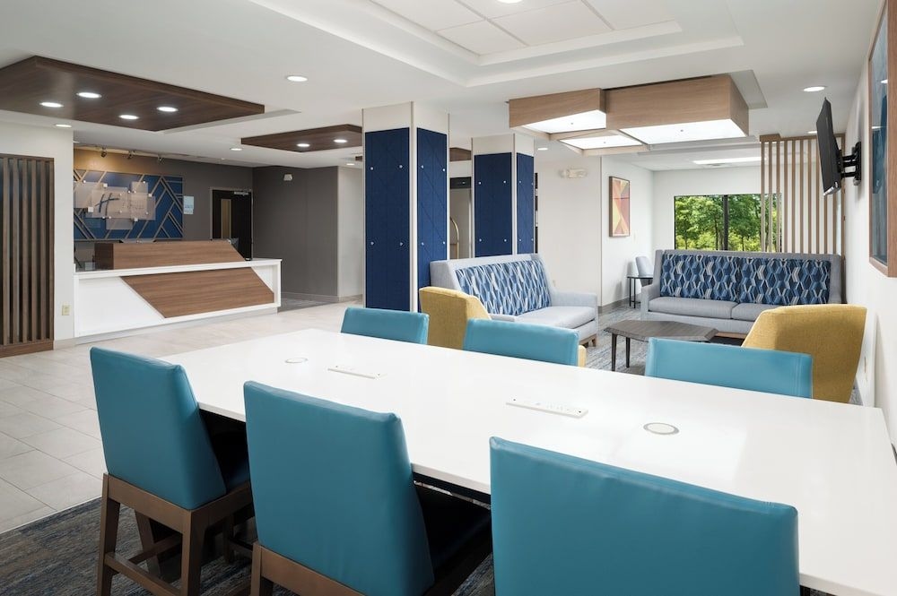HOLIDAY INN EXPRESS & SUITES N4