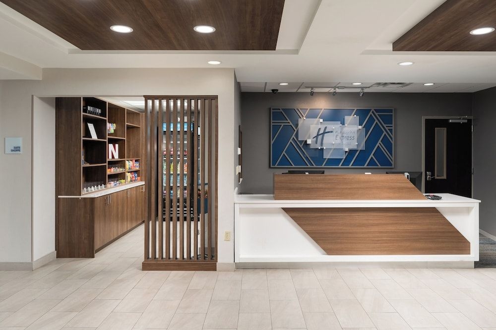 HOLIDAY INN EXPRESS & SUITES N1