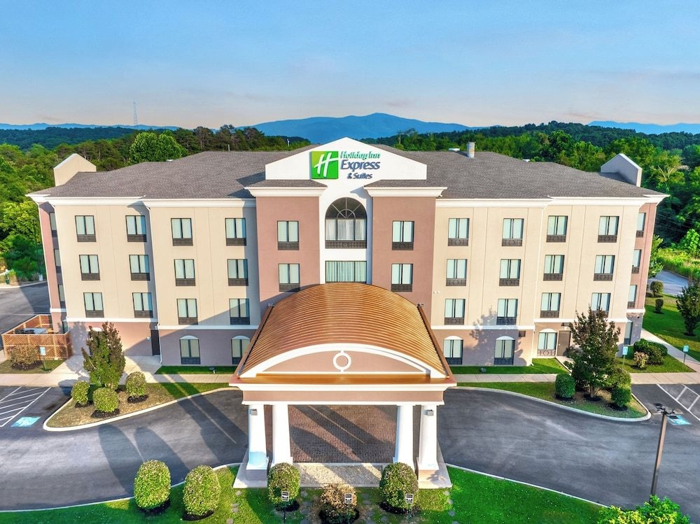 HOLIDAY INN EXPRESS & SUITES N2
