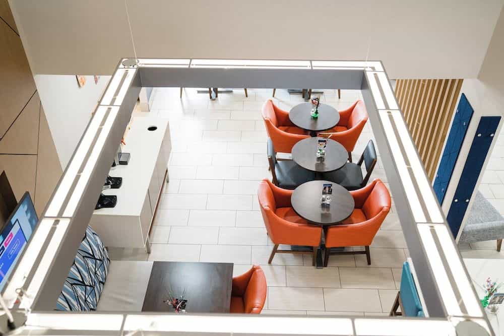 HOLIDAY INN EXPRESS & SUITES K