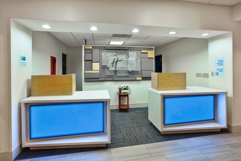 HOLIDAY INN EXPRESS & SUITES M2