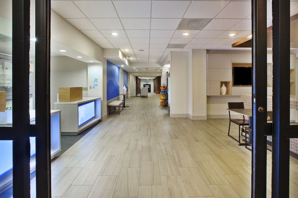 HOLIDAY INN EXPRESS & SUITES M3