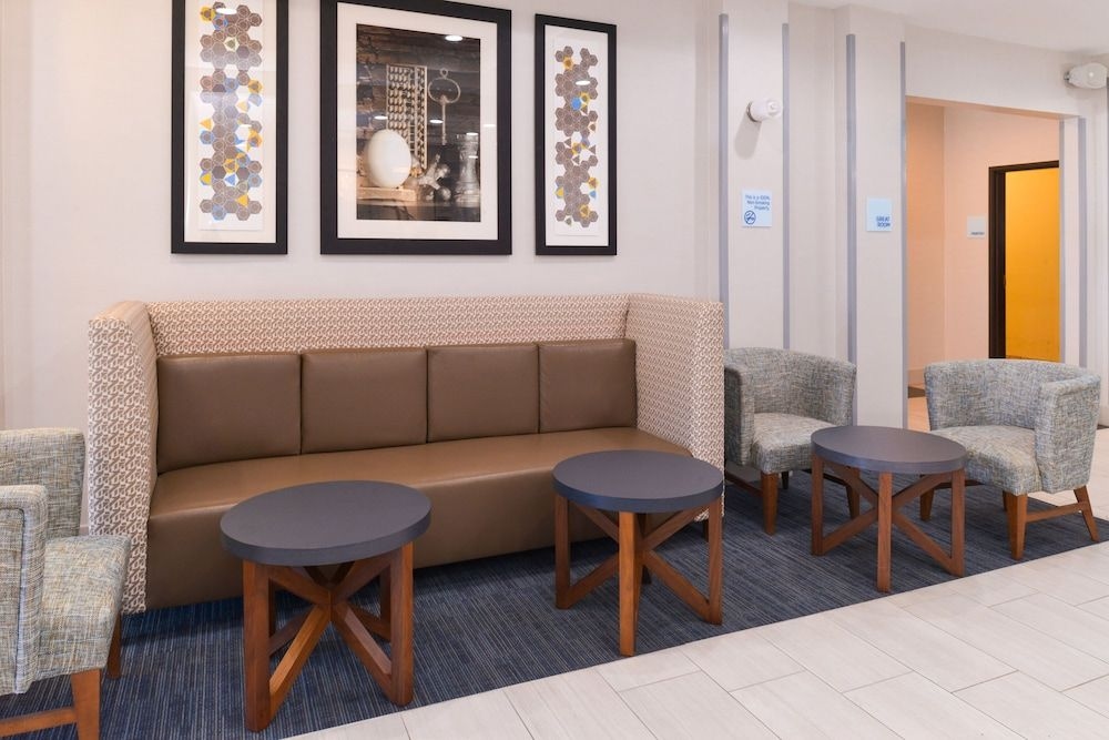 HOLIDAY INN EXPRESS & SUITES A3