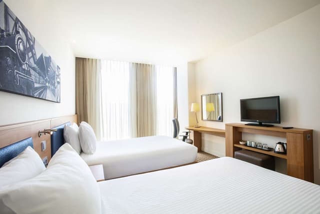 TWIN ROOM