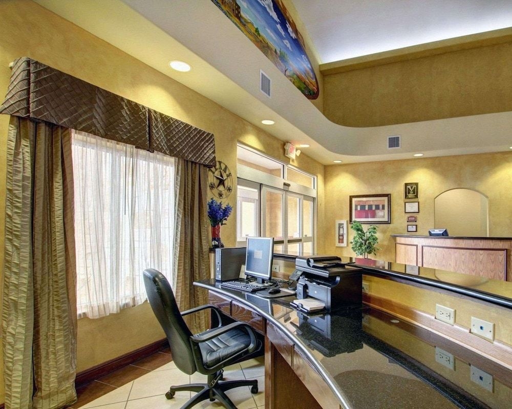 COMFORT INN & SUITES ALVARADO3