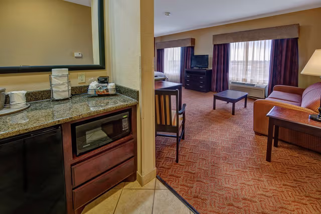 1 KING BED STUDIO SUITE W/SOFABED NONSMOKING