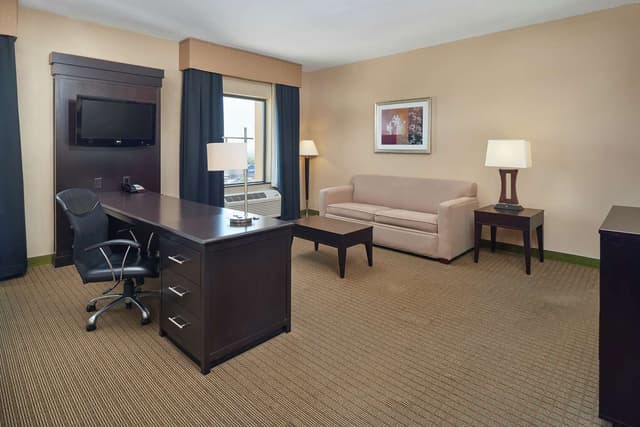 1 KING BED STUDIO SUITE NONSMOKING