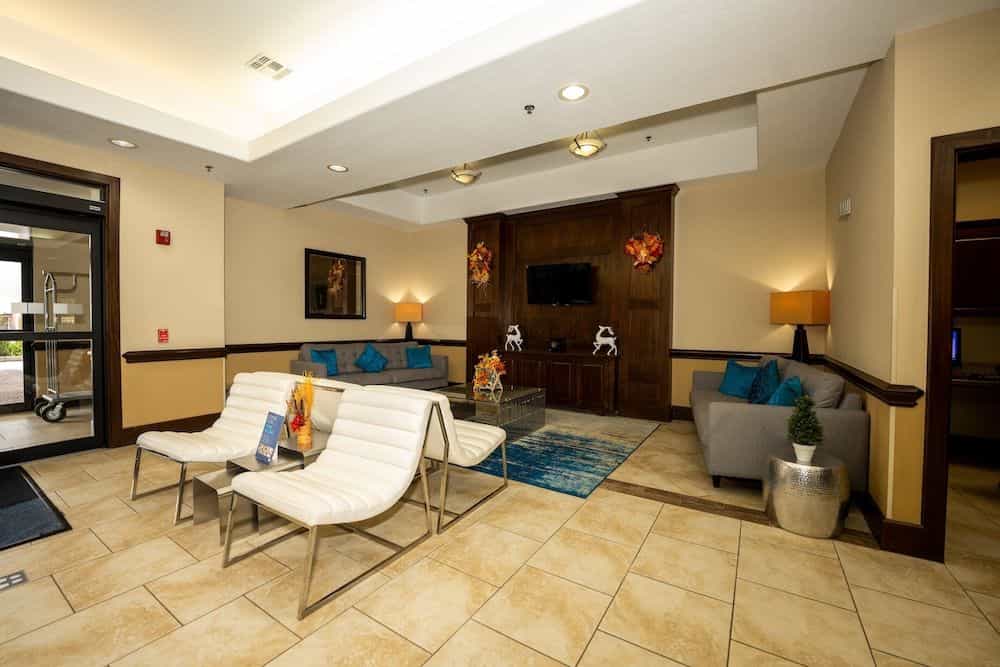 HOLIDAY INN EXPRESS & SUITES D