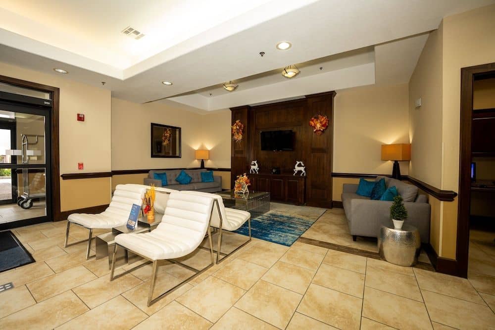HOLIDAY INN EXPRESS & SUITES D HOLIDAY INN EXPRESS & SUITES D
