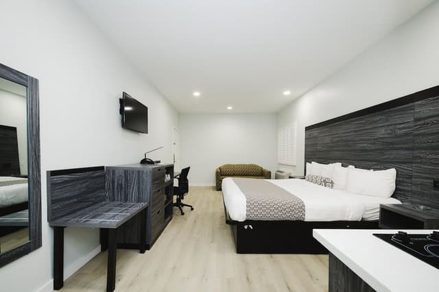 Standard Room, 1 King Bed, Non Smoking, Kitchenette