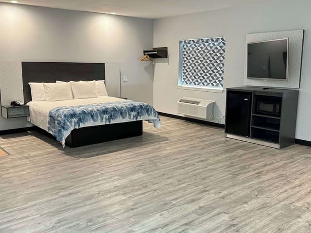 Suite, 1 King Bed, Non Smoking, Jetted Tub