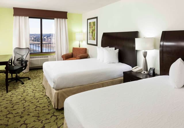 2 QUEEN BEDS