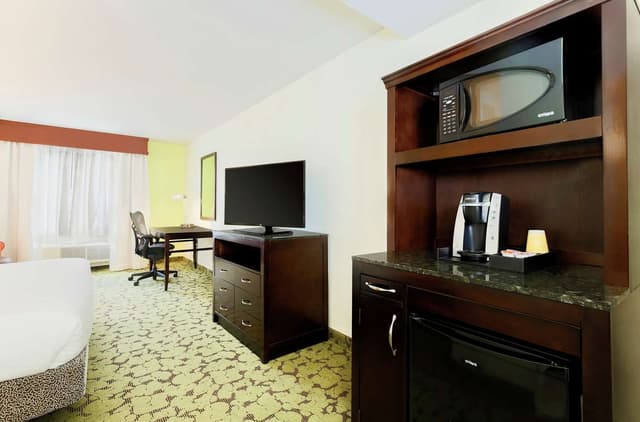 1 KING PREMIUM W/IN-ROOM DRINKS-SNACKS