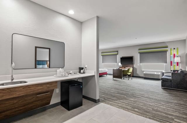 1 KING BED STUDIO SUITE NONSMOKING