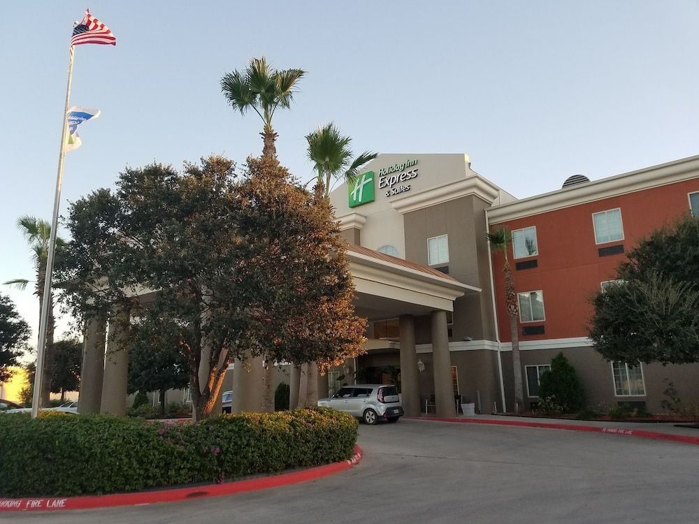 HOLIDAY INN EXPRESS & SUITES R0