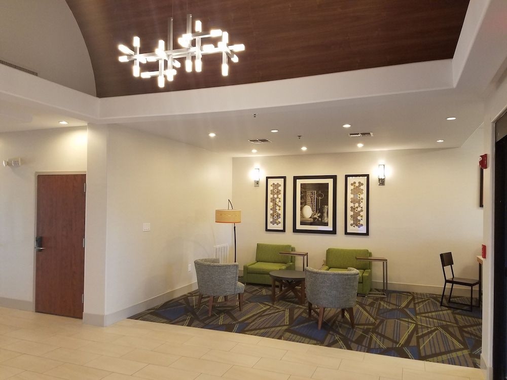 HOLIDAY INN EXPRESS & SUITES R2