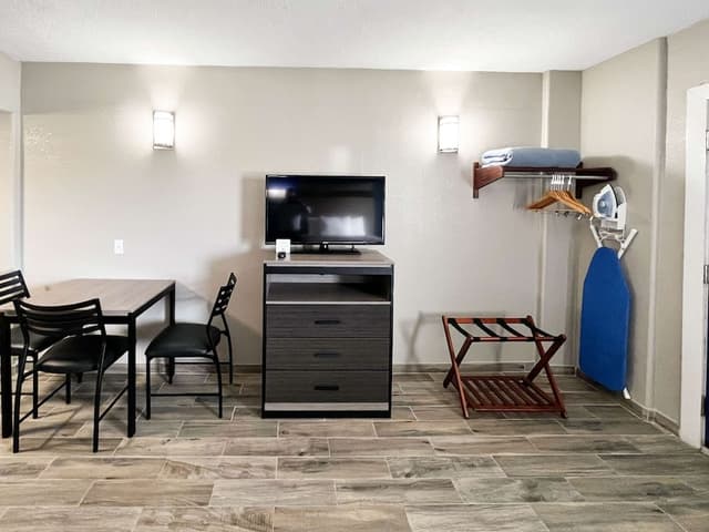Standard Room, 1 King Bed, Non Smoking, Kitchenette
