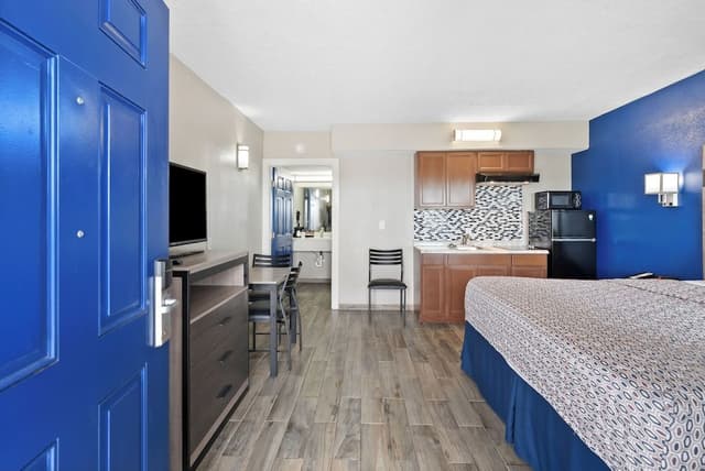 Standard Room, 1 King Bed, Non Smoking, Kitchenette