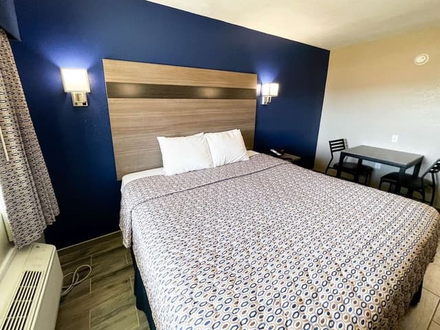 Standard Room, 1 King Bed, Non Smoking, Kitchenette