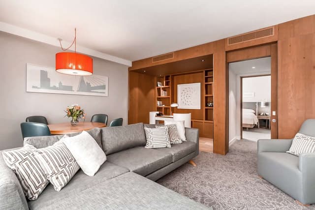 KING EXECUTIVE SUITE WITH LOUNGE ACCESS