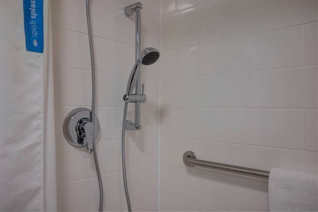2 QUEENS MOBILITY/HEARING ACCESS TUB NOSMOK
